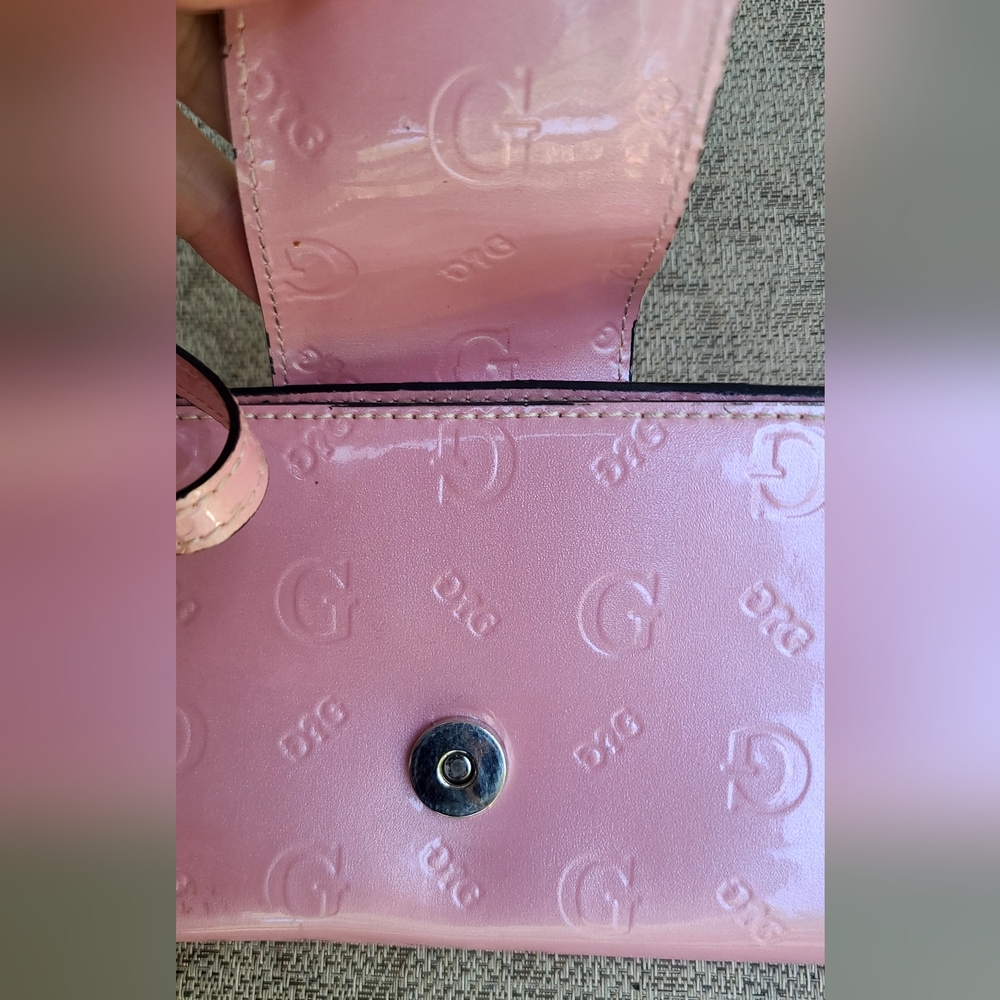 Guess pink patent leather embossed GG logo heart charm wristlet - Picture 3 of 13